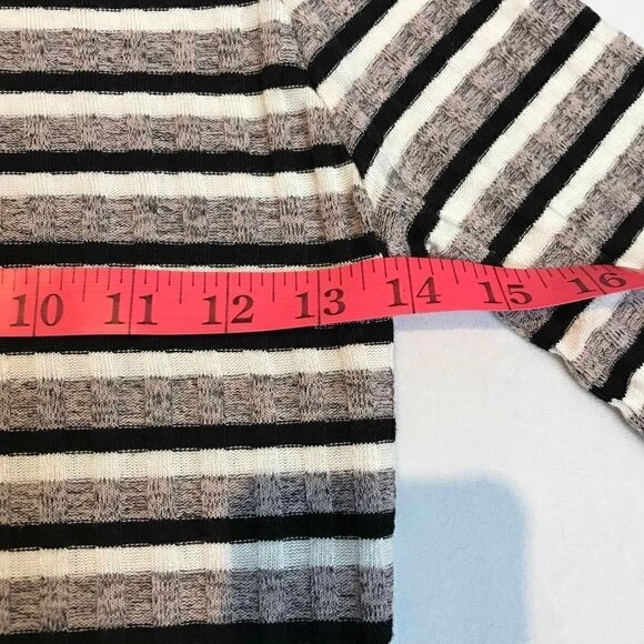 BUNDLE of 2 Tops Stripe Rib Tee And Crop Velour Camisole 💚 - Picture 7 of 8